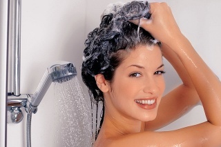 Vlasy si po umytí oplachujte len vlažnou vodou.