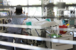 V nemocnici v Přibrame ošetrujú kritický chorého pacienta po otrave pančovaným alkoholom.