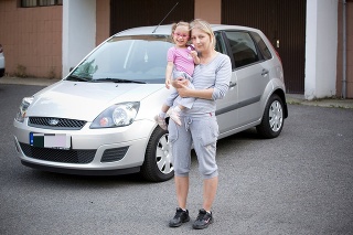 Malá princezná má z auta obrovskú radosť, mamina sa zase teší, že už sa nemusí strachovať o jej zdravotný stav