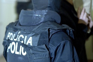 Policajti eskortujú jedného z obvinených piťovcov v súdnej budove v Banskej Bystrici 