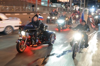Ruský premiér Vladimír Putin si zajazdil s motorkármi zo skupiny Noční vlci.