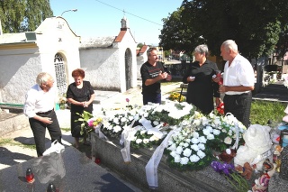 Nad hrobom dievčatka sa deň po pohrebe stretla rodina Švecovcov s Muzikářovcami.