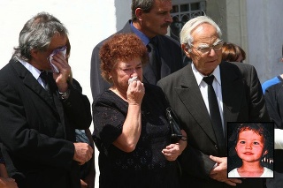 Otec dievčatka a jej starí rodičia na pohrebe plakali.