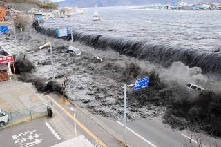 Severovýchodné pobrežia Japonska zasiahlo mohutné cunami.