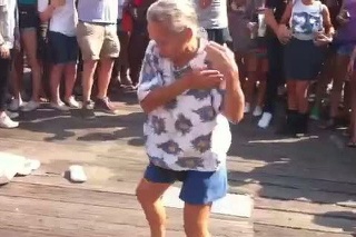 Babička, ktorá to s tancom myslí vážne.