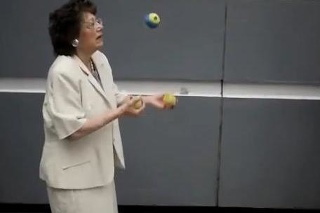 Babička vie žonglovať.