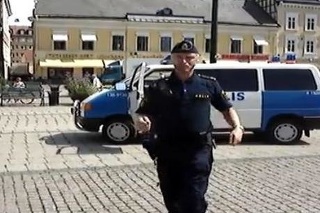 Švédskemu policajtovi je do tanca.
