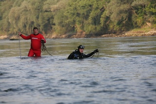 Záchranári pátrali po malej Simonke pri rieke Váh neďaleko Hlohovca.