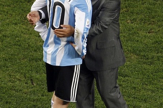 Maradona utešuje svojho zverenca Lionela Messiho.