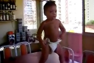 Malý chlapec tancuje divokú sambu.
