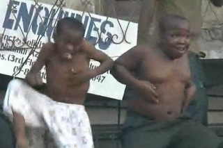 Nigérijskí chlapci tancujú o dušu.