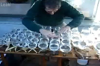 Muž zahrá Beethovena i na pohároch.