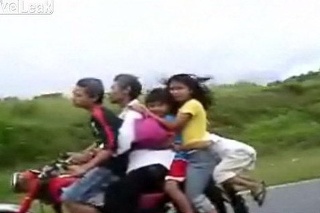 Na motorke sa vezie celá rodina.