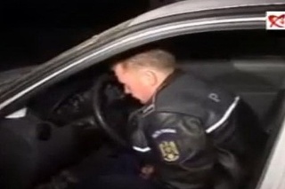 Veľmi opitý rumunský policajt.