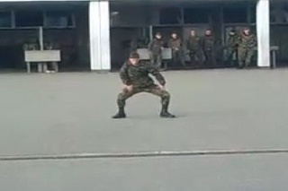 Švajčiarsky vojak tancuje Jacksona.