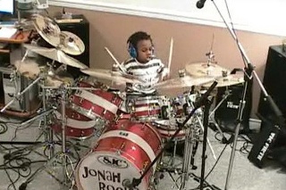 Dokonalý 5-ročný bubeník.