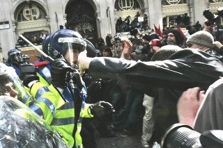 Britský policajt pri strete s demonštrantom počas protestu v Londýne v stredu 1. apríla 2009, deň pred ekonomickým summitom krajín G20 v Londýne