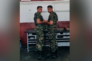Nerozoznateľné dvojičky sú idolmi: Zabavia vás sexi pohybmi vo vojenských uniformách