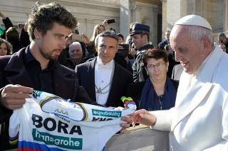 Trojnásobný majster sveta v cyklistike Slovák Peter Sagan a pápež František.