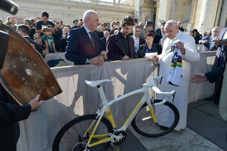 Trojnásobný majster sveta v cyklistike Slovák Peter Sagan daroval pápežovi Františkovi podpísaný dres majstra sveta a bicykel v pápežských farbách s nápisom 