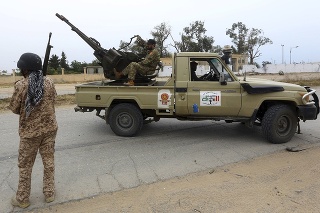 Príslušníci líbyjských vládnych síl počas bojov.
