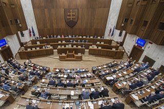 Poslanci parlamentu SR počas rokovania 8. schôdze Národnej rady SR.
