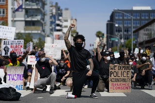 Demonštranti počas minúty ticha pred policajnou stanicou v kalifornskom meste Long Beach.