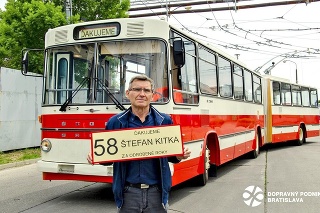 Štefan sa s kolegami rozlúčil jazdou na trolejbuse Sanos S200.