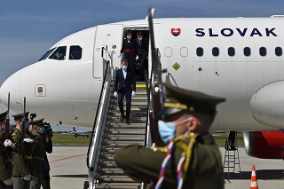 Predseda vlády SR Igor Matovič vystupuje z lietadla po prílete na letisko v Prahe.