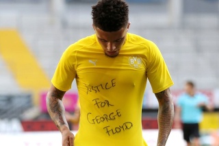 Takto vyjadril futbalista Borussie Dortmund Jadon Sancho solidaritu zosnulému Afroameričanovi.