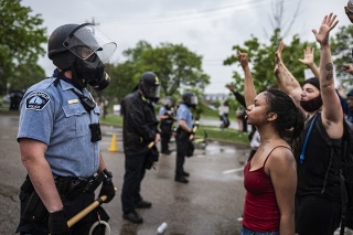 Smrť Afroameričana pri policajnom zásahu vyvolala protesty.