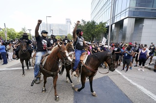 Ľudia na koňoch na proteste v Minneapolise.