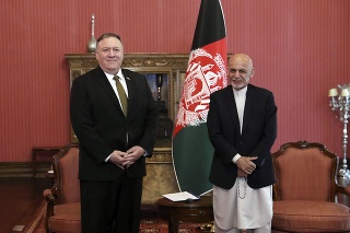 Americký minister zahraničných vecí Mike Pompeo (vľavo) a afganský prezident Ašraf Ghaní