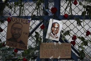 Obrázky zobrazujúce Afroameričana menom George Floyd visia medzi ružami na plote amerického veľvyslanectva 30. mája 2020 v Mexico City.