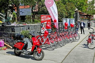 Miestni dostali od Antika 80 červeno-bielych bicyklov. 