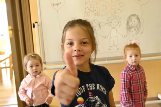 Škôlkári sa tešia po návrate do súkromnej škôlky v Trenčianskych Stankovciach.