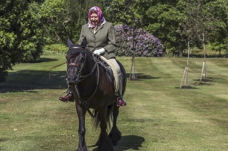 Kráľovnú Alžbetu zachytili na prechádzke na koni.