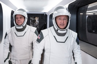 V rakete poletia Robert Behnken a Doug Hurley (vpravo).