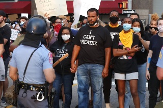 Demonštranti nosia tričká s poslednou vetou Floyda: Nemôžem dýchať.