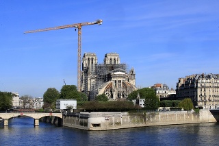 Žeriav pred parížskou katedrálou Notre-Dame 15. apríla 2020 v Paríži.