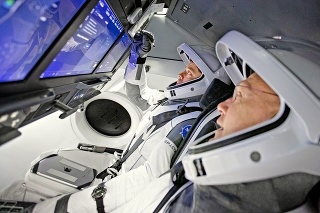 V rakete letia Robert Behnken a Doug Hurley (vpravo).