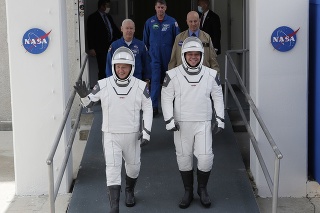 Astronauti NASA Douglas Hurley (vľavo) a Robert Behnken