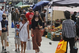 Ľudia s rúškami na jednom z londýnskych trhov