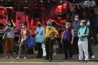 Ľudia v Hongkongu nosia poctivo rúška.