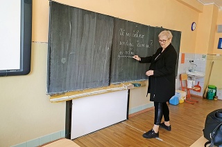 Soňa Pinzíková (64) učí deti od roku 1979. Nevie sa dočkať, kedy sa vrátia do školy. 