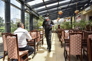 Čínska reštaurácia v Bratislave počas prvého dňa 4. fázy uvoľňovania opatrení.