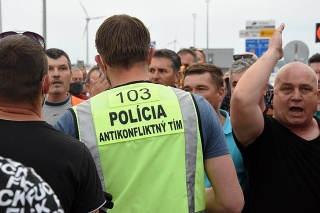 Na situáciu dohliadali slovenskí aj rakúski policajti, zasahoval aj antikonfliktný tím odboru poriadkovej polície PPZ.