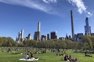 New York - Ľudia si užívajú pekné počasie počas pandémie koronavírusu v Central Parku