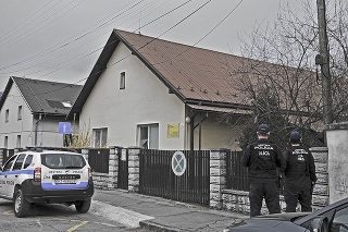 Mestskí policajti strážia pred zariadením pre seniorov, kde testovali 25 klientov pozitívnych na koronavírus. - Martin 19.4.2020 o 9.20 hod.