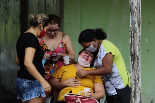Ľudia plačú a čakajú na telo svojho príbuzného, ktorý zomrel v brazílskom meste Manaus.